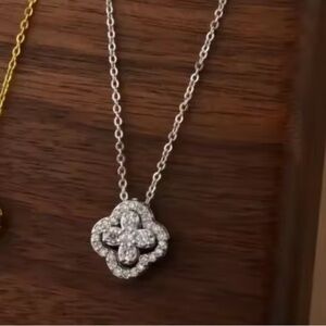 One motif crystals adjustable Silver Pendant Necklace